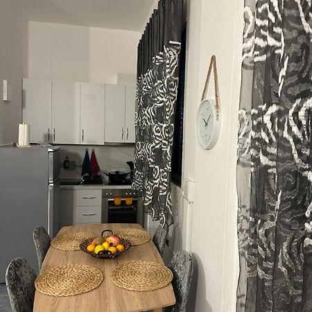 Apartment Near The Centre Of Tirana Bagian luar foto